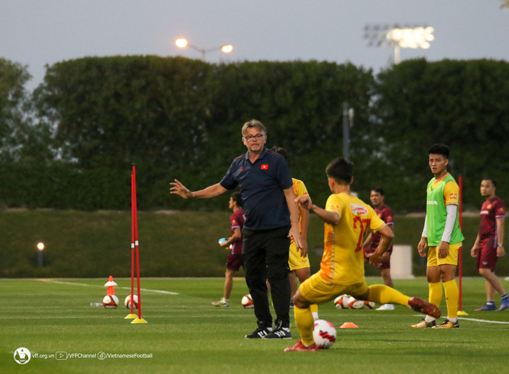 HLV Troussier quan sát và chỉnh sửa cho các cầu thủ U23 Việt Nam ngay trên sân - Ảnh: VFF