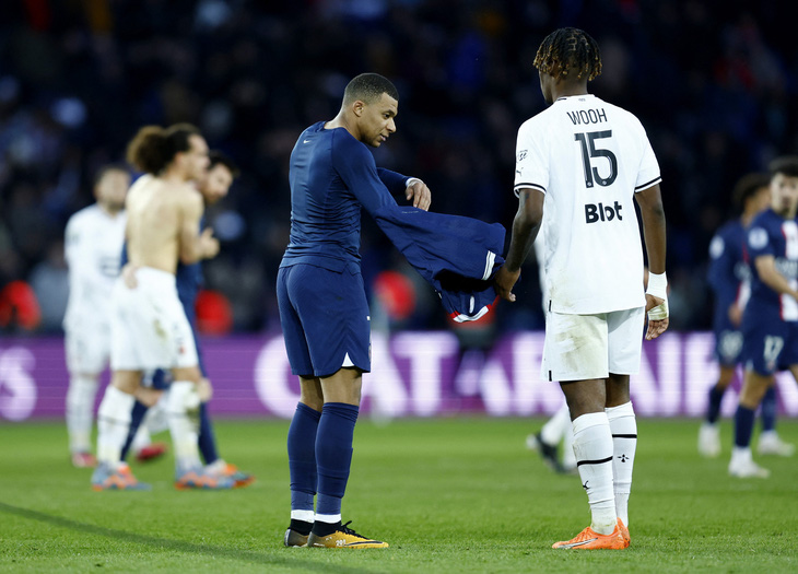 Mbappe thất vọng sau thất bại lần thứ hai trước Rennes ở mùa giải này - Ảnh: Reuters