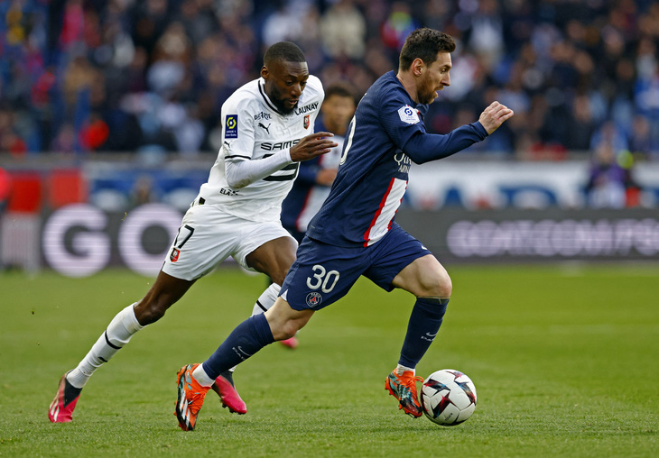 Messi nỗ lực đi bóng trước cầu thủ Rennes, nhưng anh không thể giúp đội nhà có điểm - Ảnh: Reuters