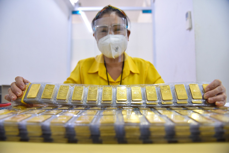 Hiện tượng lạ: Vàng Việt Nam không đu theo đà tăng giá vàng thế giới - Ảnh 1.