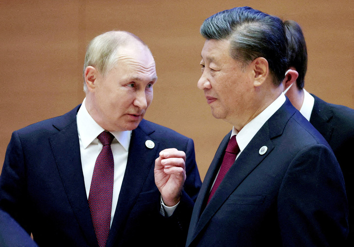 Tổng thống Nga Vladimir Putin và Chủ tịch Trung Quốc Tập Cận Bình nói chuyện trước cuộc họp của Tổ chức Hợp tác Thượng Hải ở Samarkand, Uzbekistan vào giữa tháng 9-2022 - Ảnh: REUTERS