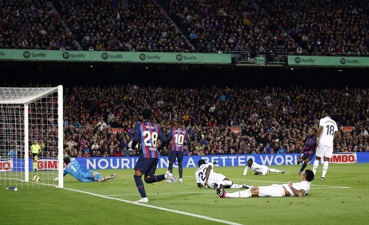 Khoảnh khắc gục ngã của Real Madrid, sau bàn thắng của Franck Kessie ở phút 90+2 - Ảnh: Reuters