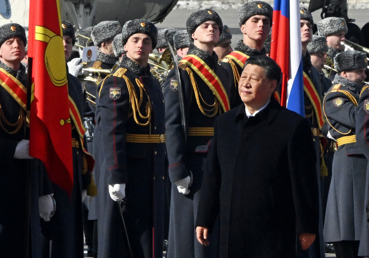 Chủ tịch Trung Quốc Tập Cận Bình đi qua đội danh dự quân đội Nga chờ đón tại sân bay Vnukovo ngày 20-3 - Ảnh: AFP