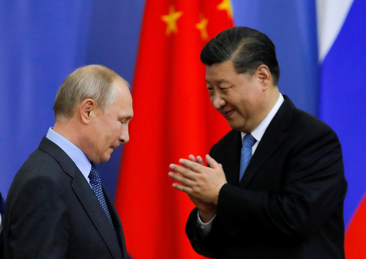 Tổng thống Nga Vladimir Putin (trái) và Chủ tịch Trung Quốc Tập Cận Bình trong một lần gặp mặt trước đây - Ảnh: REUTERS