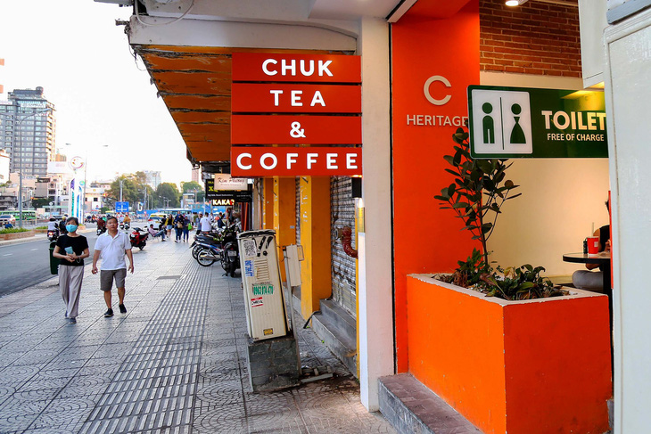 Quán cà phê trên đường Lê Lợi, quận 1, TP.HCM trang bị nhà vệ sinh công cộng miễn phí cho người dân và khách du lịch - Ảnh: PHƯƠNG QUYÊN