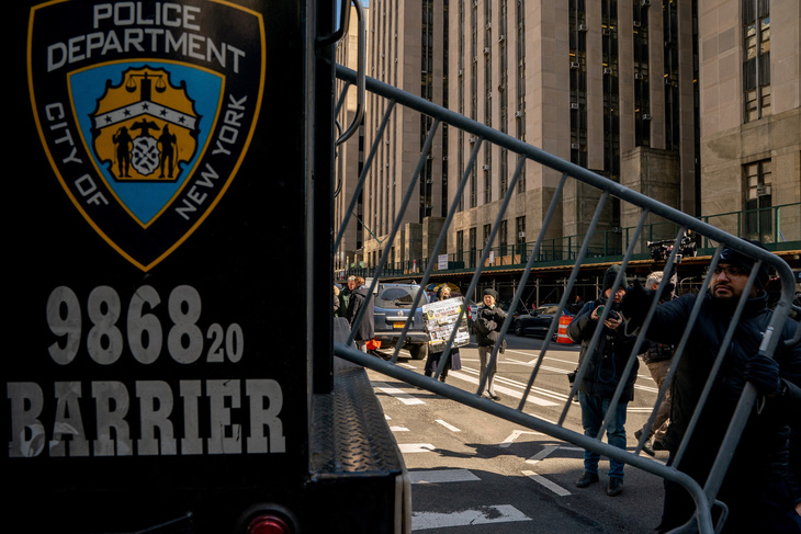Cảnh sát dỡ chuẩn bị dựng hàng rào bên ngoài Tòa án quận Manhattan trước thông tin Biện lý quận Manhattan Alvin Bragg có thể phát lệnh truy tố cựu tổng thống Donald Trump, tại Thành phố New York, Mỹ ngày 20-3-2023 - Ảnh: REUTERS