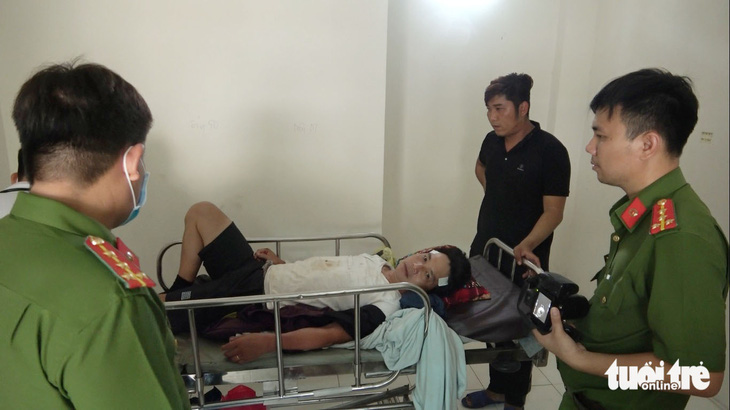 Nghi phạm Văn Phú Quốc bị khống chế đưa vào bệnh viện điều trị - Ảnh: LONG SA