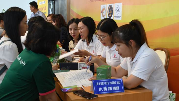 Đại diện Saigon Co.op hướng dẫn các nhà cung cấp tiềm năng quy trình vào hàng siêu thị, góp ý các loại giấy tờ, hồ sơ chào hàng - Ảnh: HỒNG CHÂU