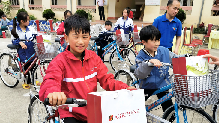 Niềm vui của các bạn học sinh Cao Bằng khi được nhận những chiếc xe đạp mới - Ảnh: VŨ TUẤN