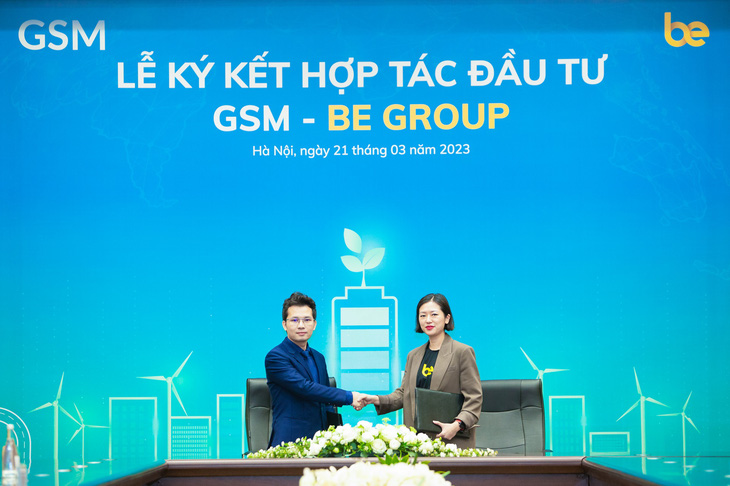 Ông Nguyễn Văn Thanh - Tổng giám đốc Công ty GSM, và bà Vũ Hoàng Yến - Tổng giám đốc Be Group, ký kết thỏa thuận hợp tác đầu tư sáng 21-3-2023 tại Hà Nội