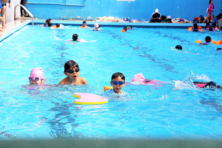 Các hồ bơi trên địa bàn thành phố thường có rất đông các em nhỏ đến học bơi, tất cả các ngày trong tuần - Ảnh: Đ.KHUÊ
