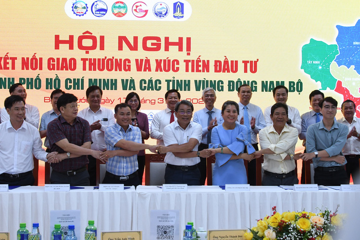 Ông Lê Trường Sơn, phó tổng giám đốc Saigon Co.op (đứng giữa hàng đầu) ký kết hợp tác với các doanh nghiệp, hợp tác xã, vùng - Ảnh: HỒNG CHÂU