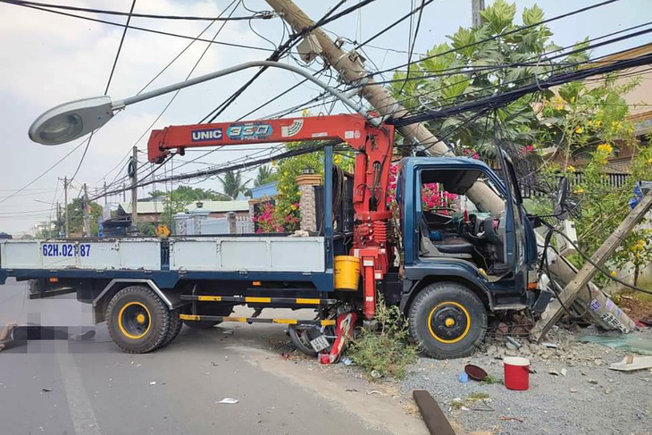 Xe tải tông hai xe máy và trụ điện khiến hai người chết, 6.450 hộ dân mất điện - Ảnh 1.