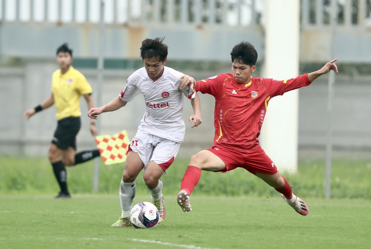 U17 Viettel (áo trắng) trong trận chung kết thắng U17 Hồng Lĩnh Hà Tĩnh - Ảnh: VFF