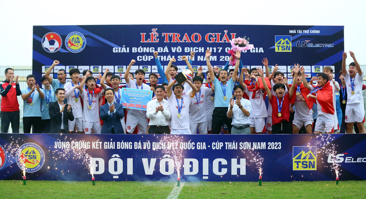 U17 Viettel nhận Cúp vô địch U17 quốc gia 2023 sau khi thắng trong trận chung kết diễn ra tại Trung tâm đào tạo bóng đá trẻ PVF - Ảnh: VFF