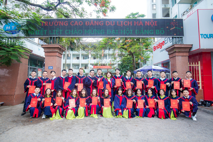 Các em sinh viên Trường Cao đẳng Du lịch Hà Nội nhận bằng tại lễ tốt nghiệp.