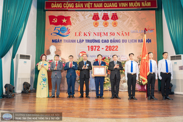 Tập thể Trường Cao đẳng du lịch Hà Nội nhận bằng khen tại lễ kỷ niệm 50 năm ngày thành lập trường.