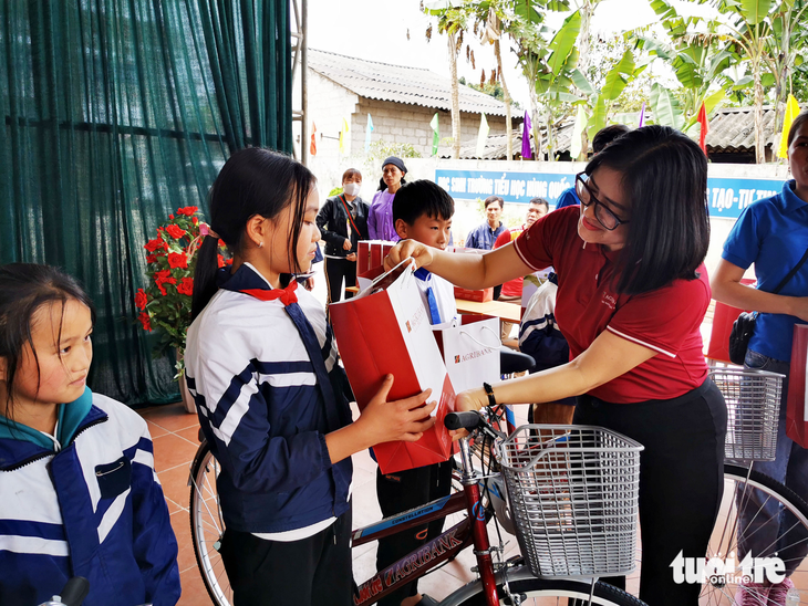 Bà Nguyễn Thị Sơn - phó giám đốc Agribank Phú Nhuận trao học bổng cho các học sinh Cao Bằng - Ảnh: VŨ TUẤN