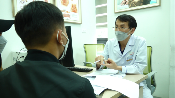 BS Đinh Hữu Việt thăm khám cho một bệnh nhân - Ảnh: DƯƠNG LIỄU
