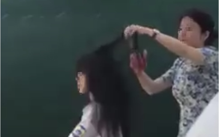 Cô giáo dùng kéo cắt tóc của nữ sinh lớp 10 ngay trong lớp học
