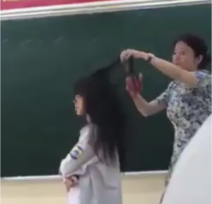 Cô giáo dùng kéo cắt tóc của nữ sinh lớp 10 ngay trong lớp học - Ảnh 1.