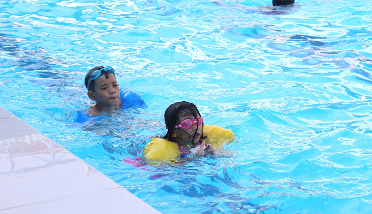 Bơi là môn thể thao được rất nhiều trẻ em, phụ huynh ưa thích - Ảnh: ĐỨC THIỆN
