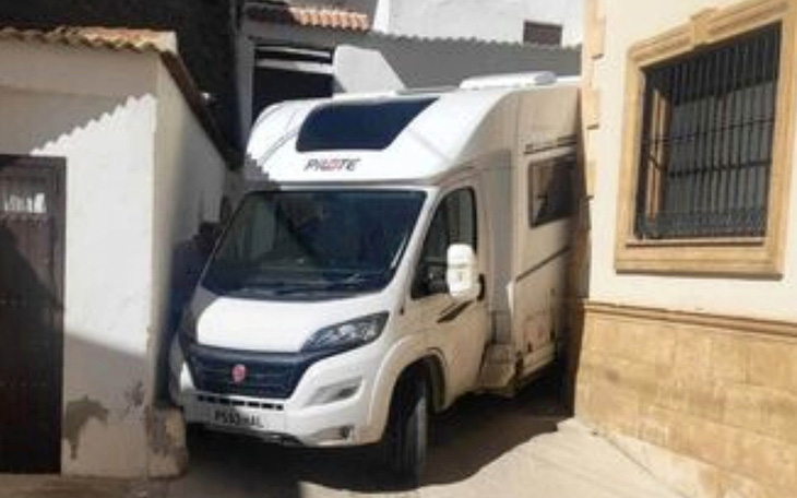 Phớt lờ biển báo, motorhome to kẹt trong ngõ nhỏ, hỏng cả chuyến phượt