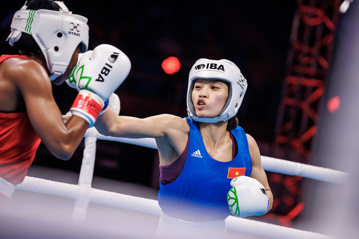 Nữ võ sĩ boxing Nguyễn Thị Tâm (phải) đang nỗ lực tập luyện để có thể sớm trở lại hành trình giành vé dự Olympic Paris 2024 - Ảnh: IBA