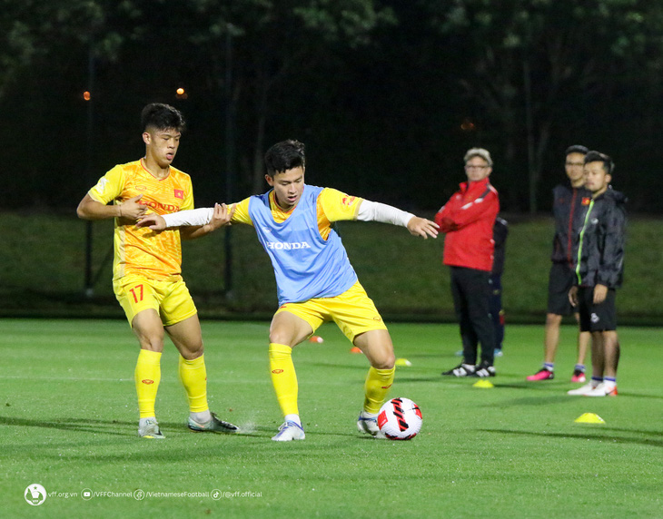 HLV Troussier sẵn sàng cho cầu thủ U23 Việt Nam đá trái vị trí sở trường - Ảnh 1.