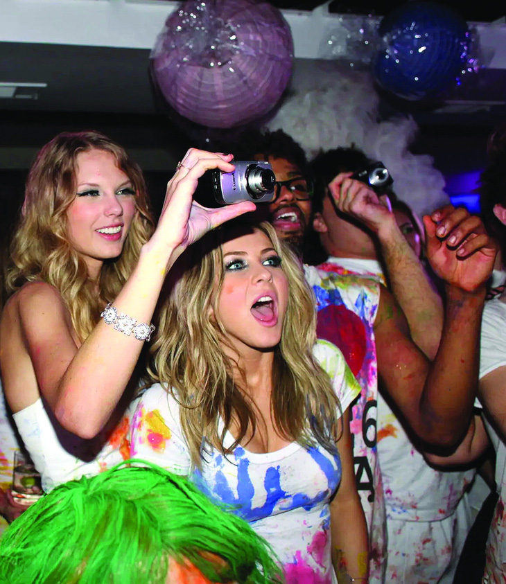 Taylor Swift dùng máy ảnh kỹ thuật số tại tiệc sinh nhật Katy Perry năm 2009.  Ảnh: Mark Hunter