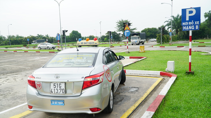 Từ nay, người dân TP.HCM ngồi nhà vẫn đổi được giấy phép lái xe