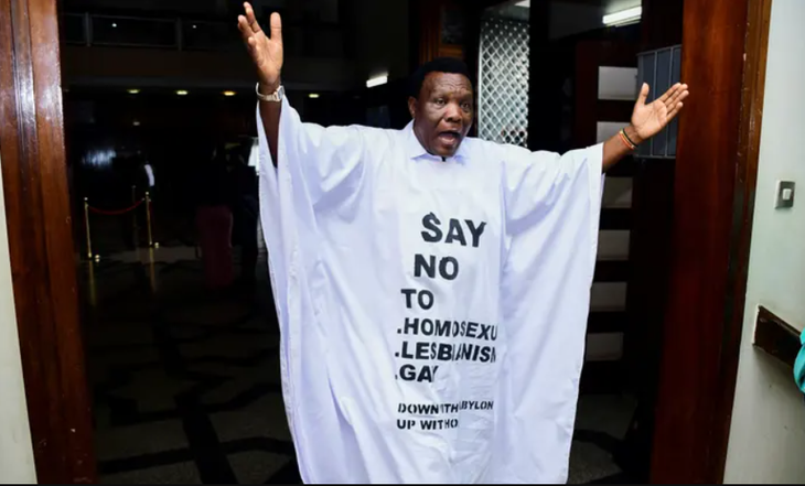 Nghị sĩ John Musila mặc áo choàng có dòng chữ: “Nói không với đồng tính luyến ái, đồng tính nữ, đồng tính nam" tại Quốc hội Uganda - Ảnh: THE GUARDIAN