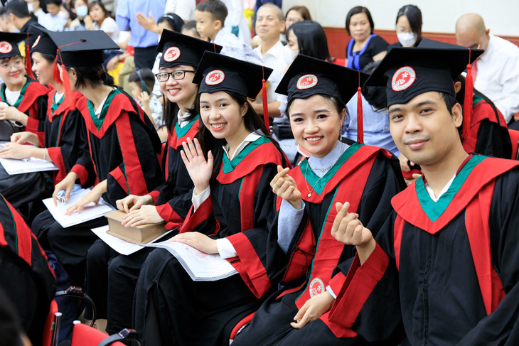 Sinh viên trường Đại học Việt Nhật trong lễ tốt nghiệp.