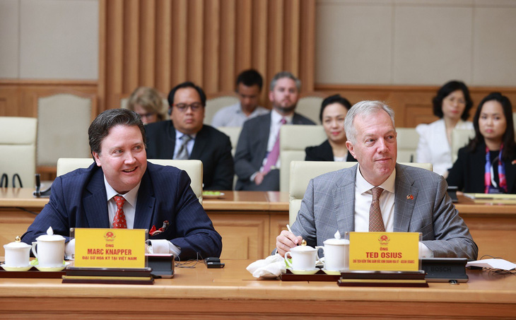 Đại sứ Mỹ tại Việt Nam Marc Knapper (trái) và Chủ tịch kiêm giám đốc điều hành USABC Ted Osius tại buổi làm việc với Thủ tướng Phạm Minh Chính - Ảnh: DƯƠNG GIANG