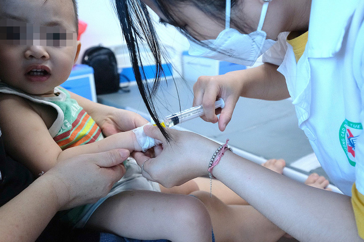 Tiêm vắc xin phòng bệnh thủy đậu cho trẻ em từ 12 tháng tuổi trở lên là biện pháp phòng bệnh hiệu quả + Ảnh: NAM TRẦN