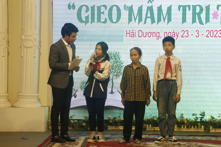 Trao học bổng Gieo mầm tri thức cho 200 học trò nghèo Hải Dương - Ảnh 2.