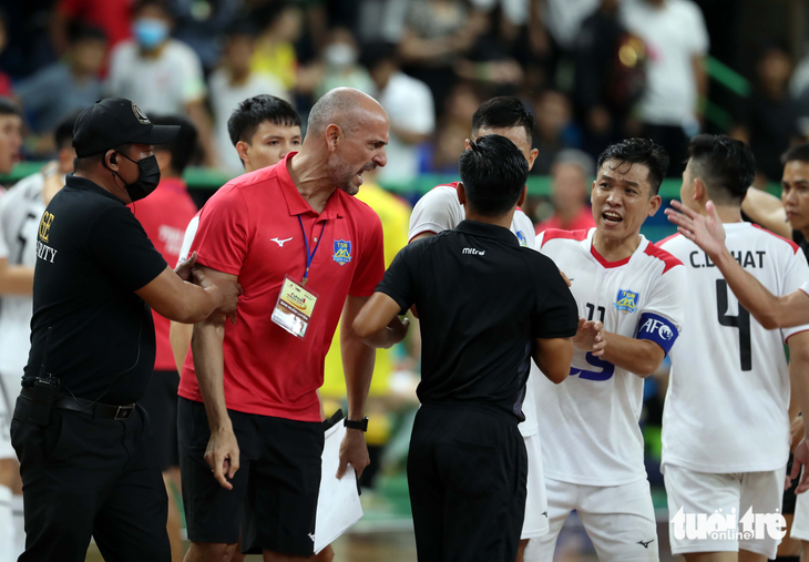 Trọng tài bị vây ở trận futsal siêu kinh điển Việt Nam - Ảnh 5.