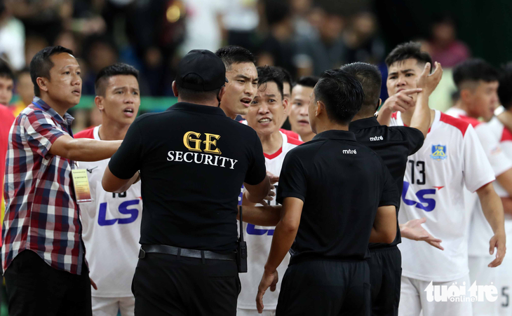 Trọng tài bị vây ở trận futsal siêu kinh điển Việt Nam - Ảnh 7.