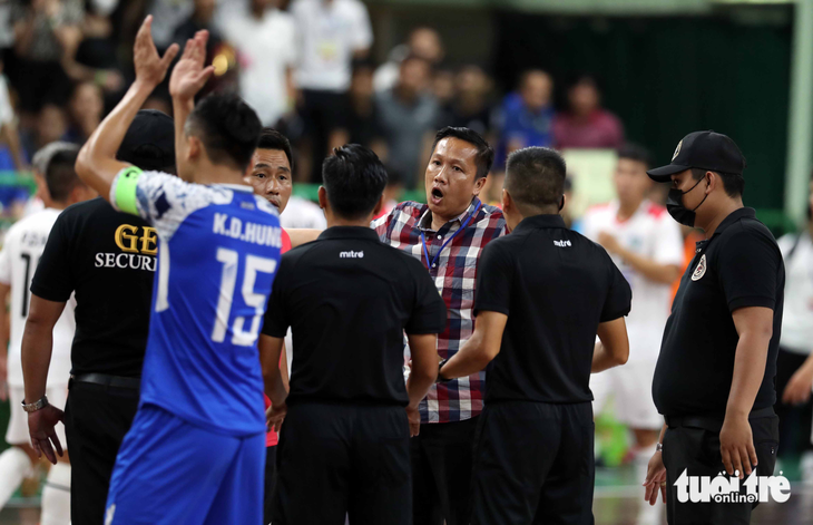 Trọng tài bị vây ở trận futsal siêu kinh điển Việt Nam - Ảnh 8.