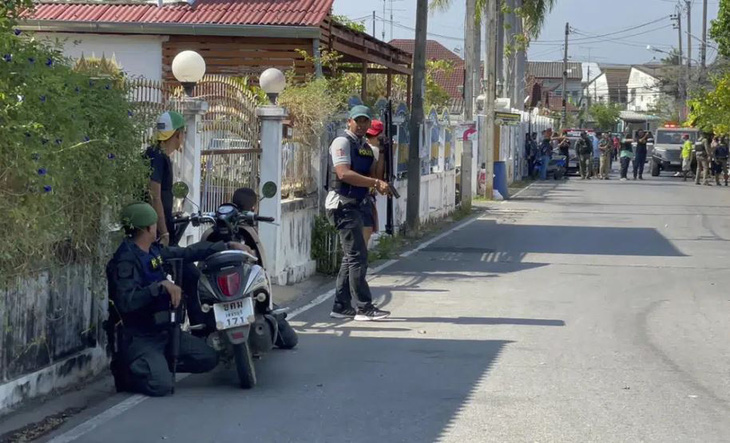 Cảnh sát  Thái Lan cầm súng giữ vị trí trên một con phố gần khu nhà ở của tay súng ở tỉnh Phetchaburi, tây nam thủ đô Bangkok, Thái Lan, hôm 22-3 - Ảnh: AP