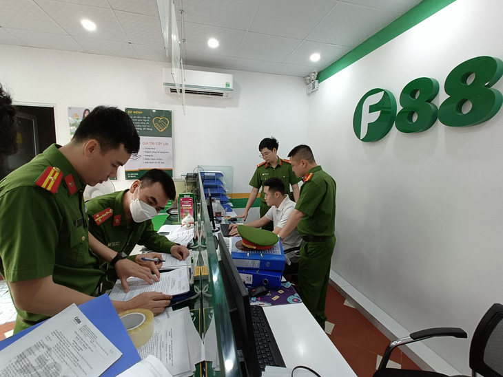 Lực lượng công an kiểm tra hành chính tại điểm kinh doanh của chi nhánh Công ty cổ phần kinh doanh F88 tại Bắc Giang trên đường Lê Lợi, thành phố Bắc Giang - Ảnh: Công an cung cấp