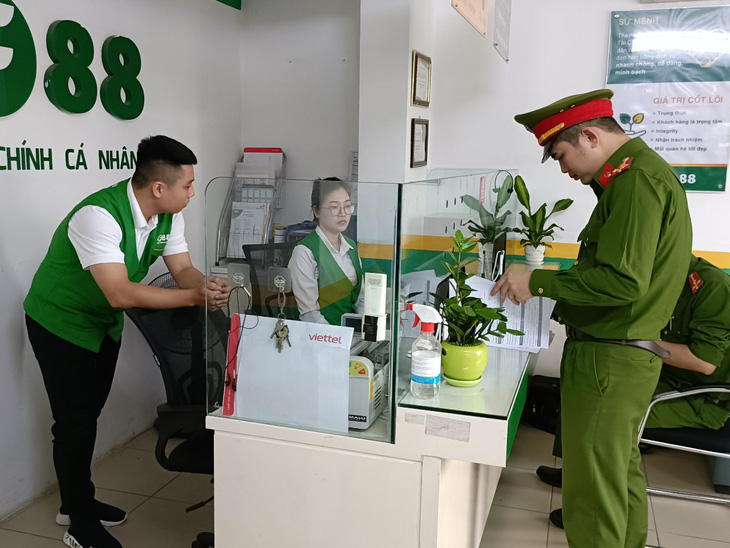 Lực lượng công an kiểm tra hành chính tại điểm kinh doanh của chi nhánh Công ty cổ phần kinh doanh F88 tại Bắc Giang trên đường Xương Giang, thành phố Bắc Giang - Công an cung cấp
