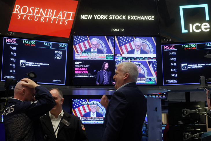 Các nhà giao dịch phản ứng khi Chủ tịch Fed Jerome Powell phát biểu tăng lãi suất. Ảnh chụp tại Sở Giao dịch chứng khoán New York (NYSE) ở thành phố New York, Mỹ ngày 22-3 - Ảnh: REUTERS