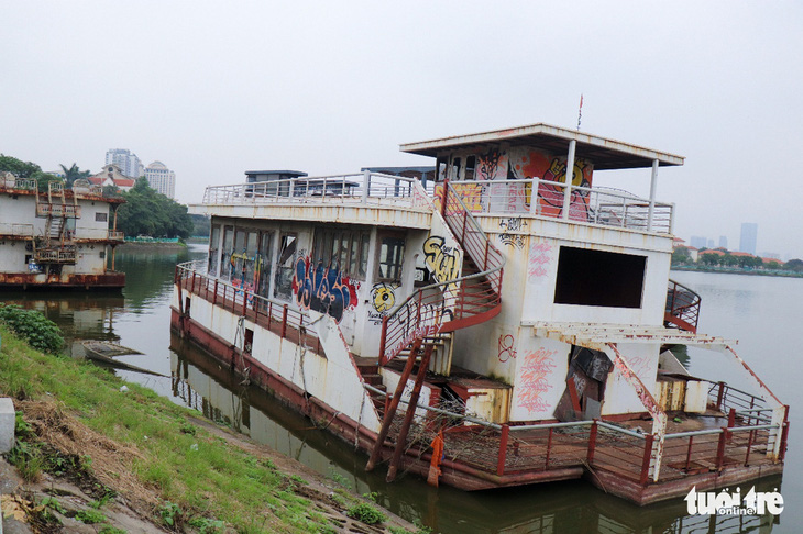 Do hoạt động kinh doanh dẫn đến tình trạng ô nhiễm môi trường của các nhà nổi, du thuyền tại hồ Tây, đầu tháng 2-2017, UBND TP Hà Nội ra quyết định chấm dứt hoạt động của các doanh nghiệp kinh doanh này - Ảnh: NÔNG CHÂU