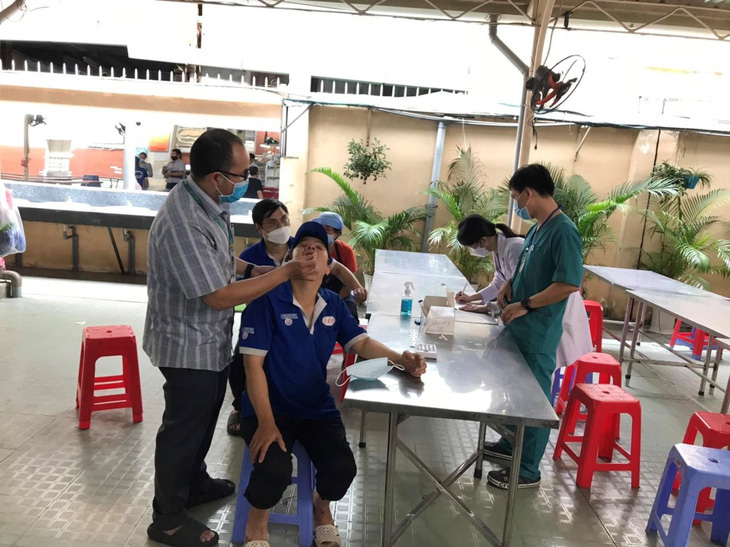 Học sinh xét nghiệm cúm tại trường học quận Bình Thạnh - nơi xuất hiện ổ dịch siêu vi hô hấp - Ảnh: Sở Y tế TP.HCM