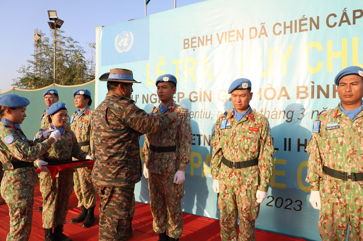 Các cán bộ, nhân viên Bệnh viện dã chiến cấp 2 số 4 đón nhận huy chương Vì sự nghiệp gìn giữ hòa bình Liên Hiệp Quốc vào tháng 3-2023 - Ảnh: BVDC 2.4