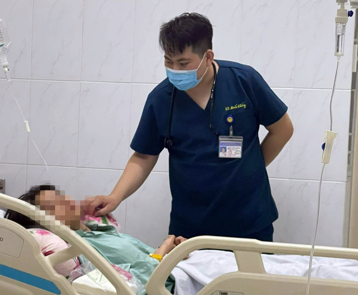 Bệnh nhân N.T.T.Q. đang được theo dõi, điều trị tại Bệnh viện Đa khoa khu vực Long Khánh, Đồng Nai sau khi uống rượu - Ảnh: BVCC