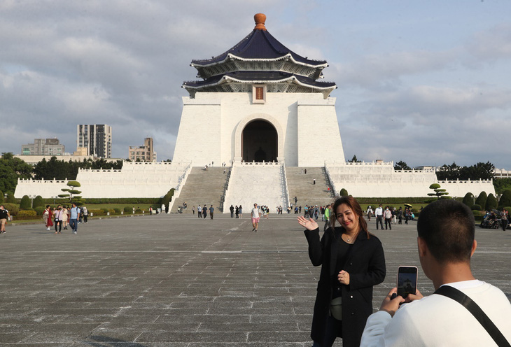 Khách du lịch chụp ảnh tại Nhà tưởng niệm Tưởng Giới Thạch ở Đài Loan.Ảnh: taiwannews.com.tw