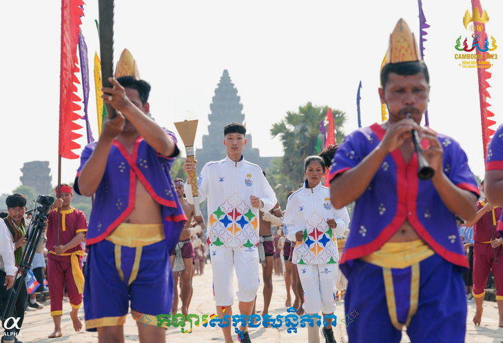 Đại diện VĐV tham dự SEA Games 32 của Campuchia thực hiện nghi thức rước đuốc tại đền Angkor Wat ngày 21-3 - Ảnh: BTC