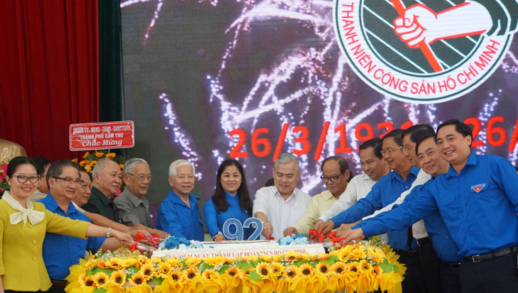 Nguyên Chủ tịch nước Nguyễn Minh Triết (thứ 6 từ trái qua) và nhiều lãnh đạo TP Cần Thơ qua các thời kỳ cùng nhau cắt bánh mừng sinh nhật Đoàn TNCS Hồ Chí Minh - Ảnh: NGỌC DIỄM
